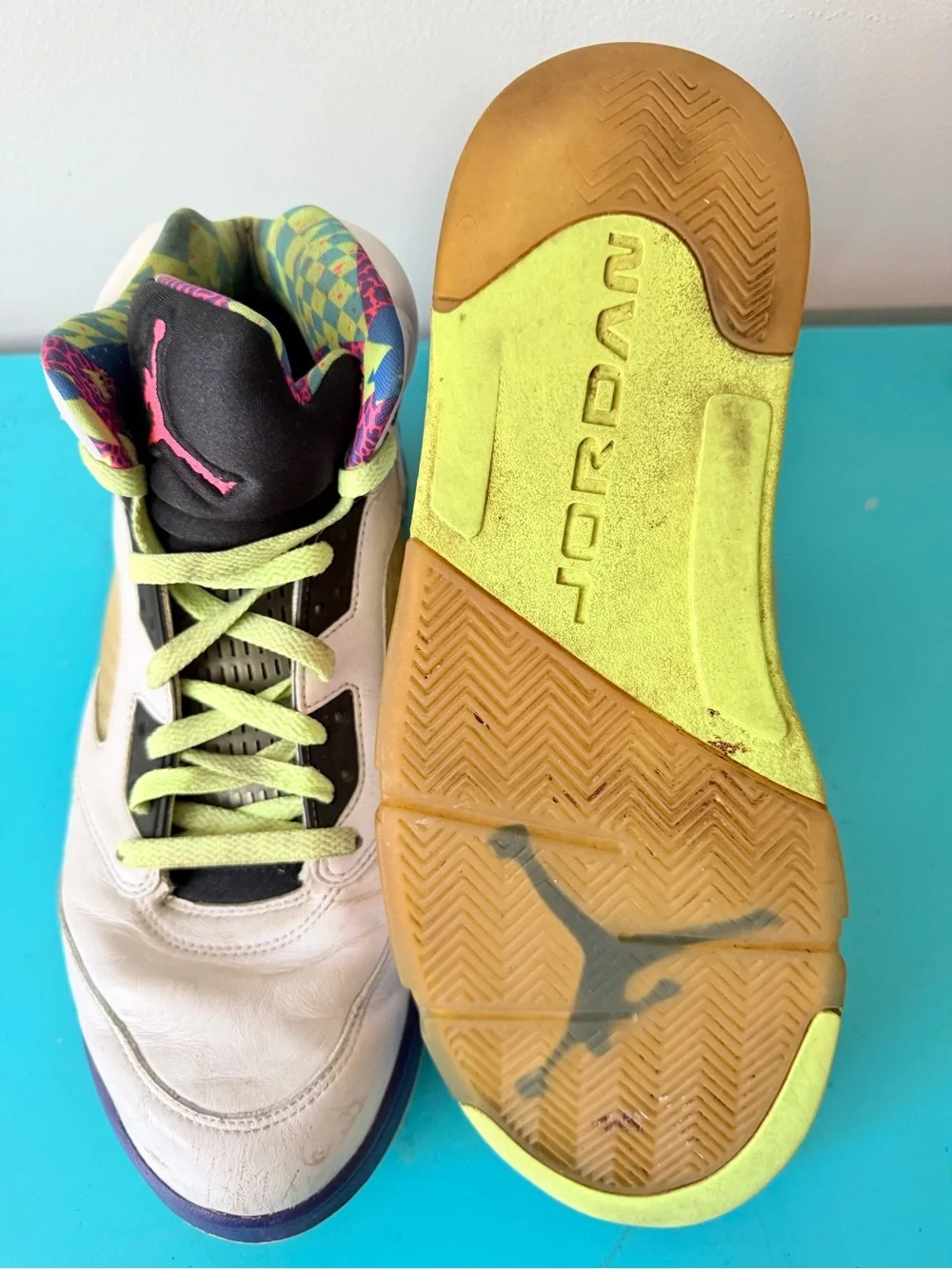 Jordan White Multicolor Patterned Collar Basketball Sneakers
